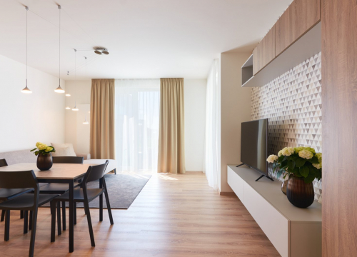 Realizace interiéru - Realizace interiéru obývacího pokoje s kuchyňským koutem Vila Park byt IV - 1